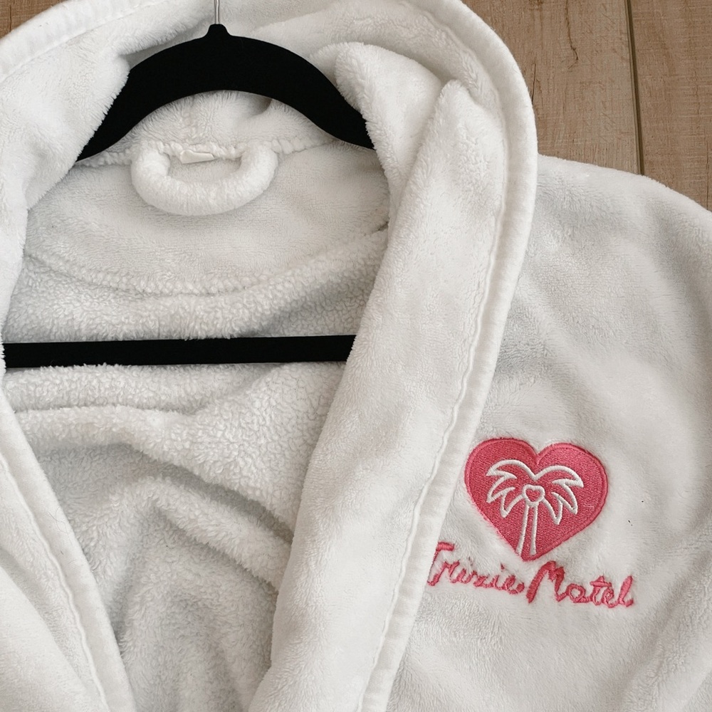 TRIXIE MOTEL GUEST ROBE
